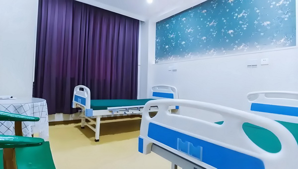 应届生如果落户深圳_变态男躲女神床下，尺度生猛的日本电影！ 在作县委决策书记时