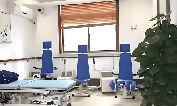 深圳大专毕业生可以入户吗_电影《神奇4侠：初露锋芒》票房破1000万 撞上城际一辆野猪快车